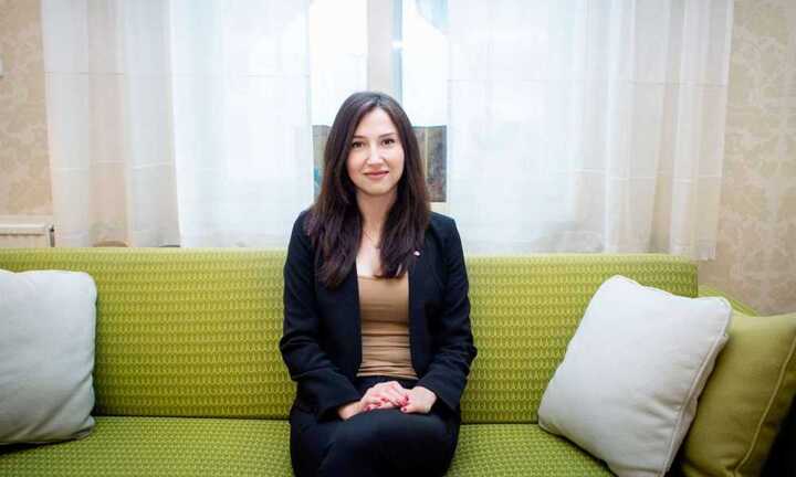 Vẻ đẹp của nữ bộ trưởng trẻ nhất lịch sử Thụy Điển mới từ chức vì lái xe khi say xỉn