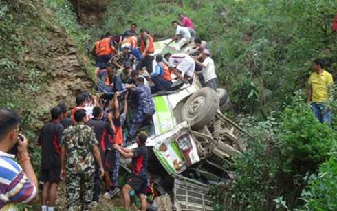 Xe buýt rơi 300m làm 33 người thiệt mạng
