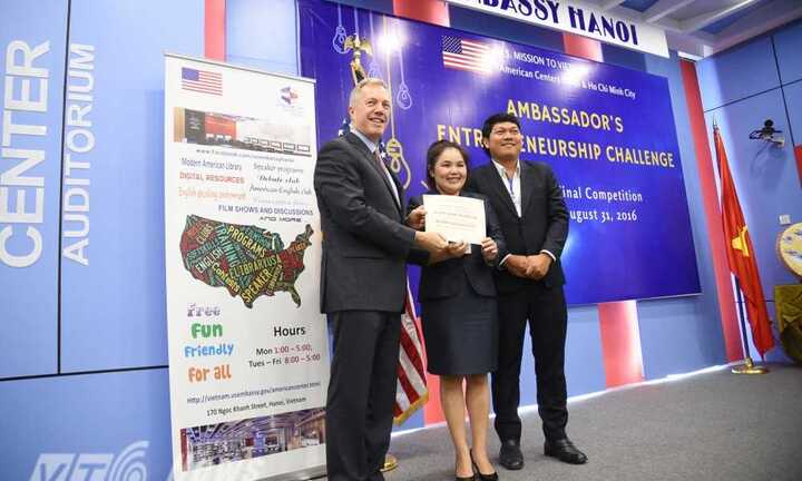 Đại sứ Mỹ Ted Osius trao thưởng cho hàng loạt dự án khởi nghiệp của thanh niên Việt
