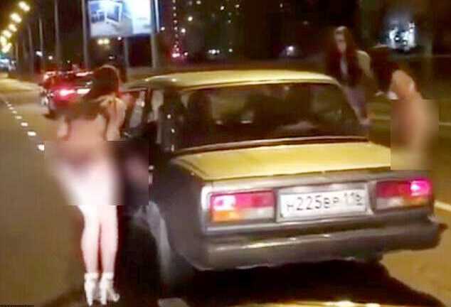 Video: Các thiếu nữ Nga lột đồ, xin tiền trên xa lộ