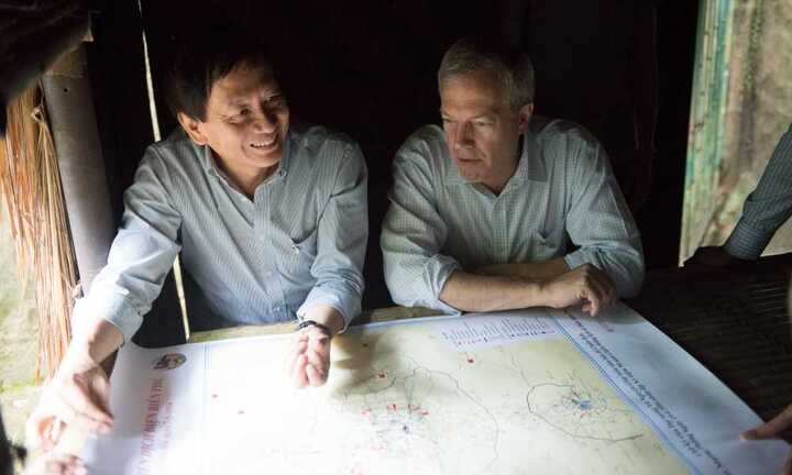 Đại sứ Mỹ cùng con trai Đại tướng Võ Nguyên Giáp thăm Điện Biên