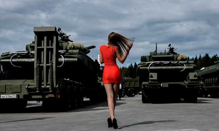 Ảnh: Người đẹp Nga khoe dáng cũng dàn vũ khí tối tân