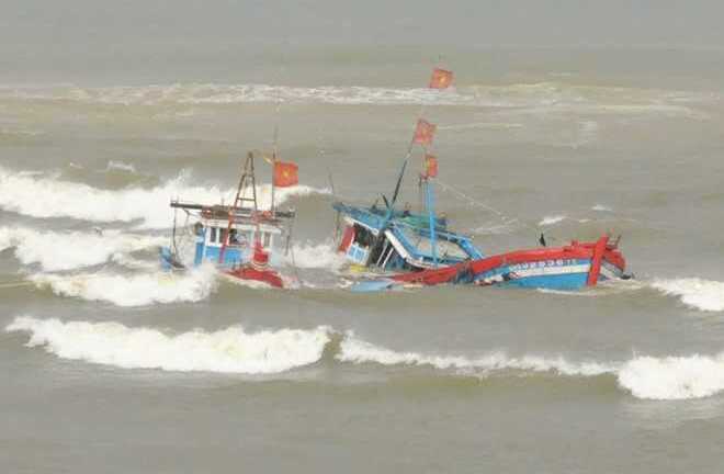 Hai tàu cá Quảng Ngãi chìm trên đường về bờ tránh bão