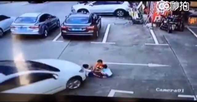 Video: Mải chơi điện thoại, nữ tài xế cán qua 3 đứa trẻ