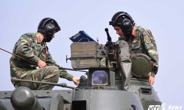 Chiến sỹ Lữ đoàn pháo binh 45 khoe kỹ năng sử dụng dàn vũ khí hiện đại