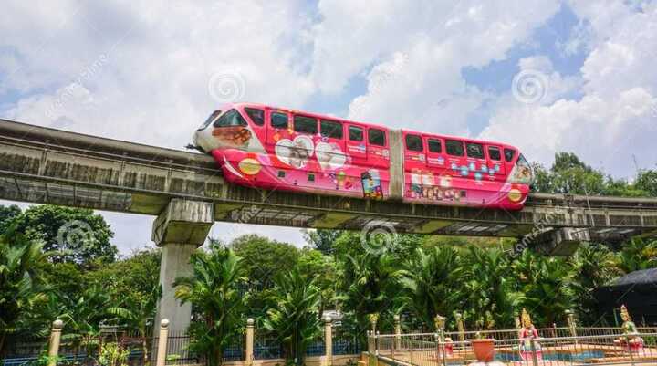 Cây xanh um tùm dưới đường sắt trên cao ở các nước