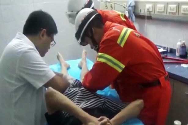 'Cậu nhỏ' kẹt trong chiếc nhẫn suốt 2 ngày, cứu hộ 'bó tay'