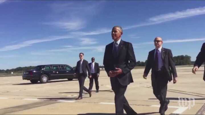 Video: Tổng thống Obama cẩn thận cất nhẫn cưới trước khi chìa tay đón đám đông