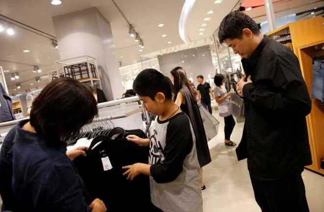 Thái Lan phát 8 triệu áo đen cho người nghèo để tang vua