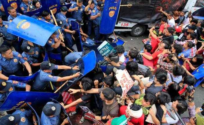 Ảnh: Cảnh sát Philippines đụng độ người biểu tình bên ngoài Đại sứ quán Mỹ ở Manila