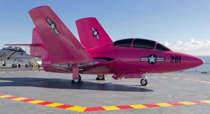 Chiến cơ Mỹ từng tham chiến ở Việt Nam được sơn hồng để kêu gọi chống ung thư vú