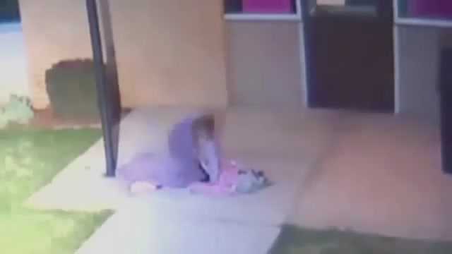 Video: Phẫn nộ cảnh cha bỏ rơi con gái 5 tuổi ngoài trời lạnh 4 độ C để đi 'đập phá'