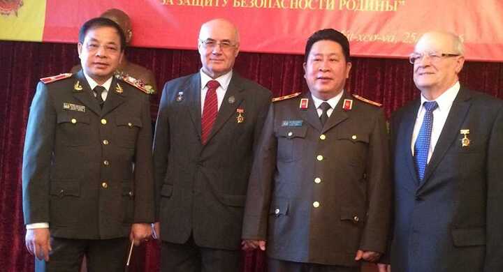 Trong lửa cháy tôi luyện nghĩa tình và sự hợp tác