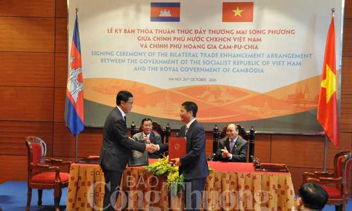 Việt Nam - Campuchia ký thỏa thuận thúc đẩy thương mại song phương