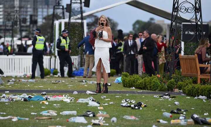 Nam thanh, nữ tú Australia say xỉn, ngủ chung với rác sau khi xem đua ngựa