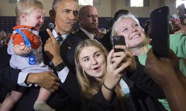 Ảnh ấn tượng trong tuần: Bé trai 10 tháng tuổi khóc thét khi được Obama bế chụp ảnh cùng