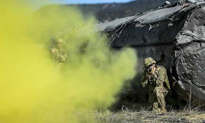Ảnh quân sự trong tuần: Phi công Mỹ đấu súng xuyên làn khói