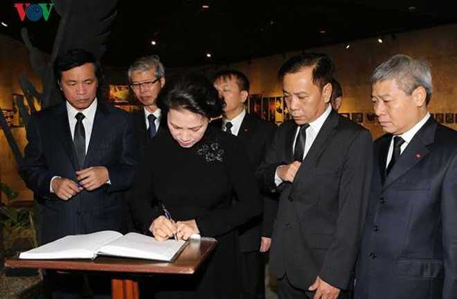 Chủ tịch Quốc hội Nguyễn Thị Kim Ngân viếng lãnh tụ Fidel Castro tại Cuba