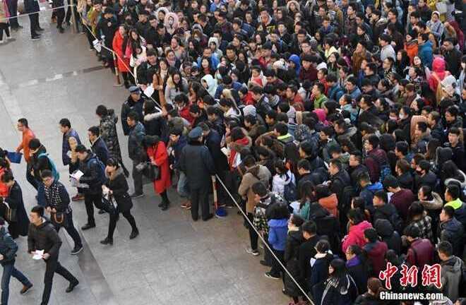 Vạn người trổ tài, tranh nhau một 'bát cơm sắt' ở Trung Quốc