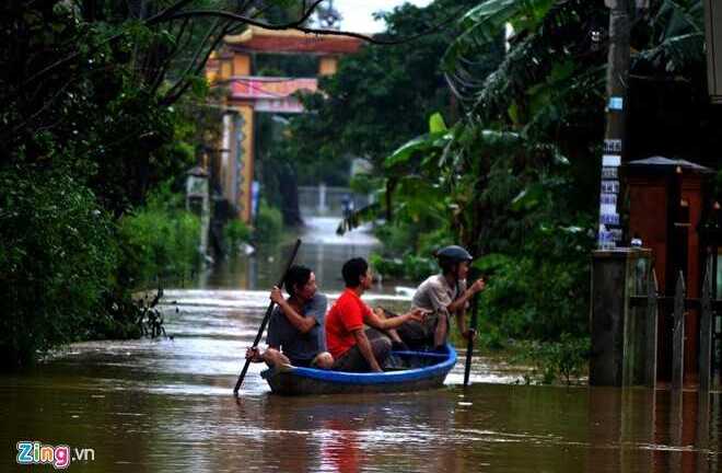 12 hồ thủy điện đồng loạt xả lũ, gây ngập nặng ở miền Trung