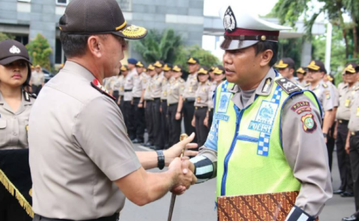 Kiên nhẫn hứng đòn của người phụ nữ, cảnh sát giao thông Indonesia được khen thưởng