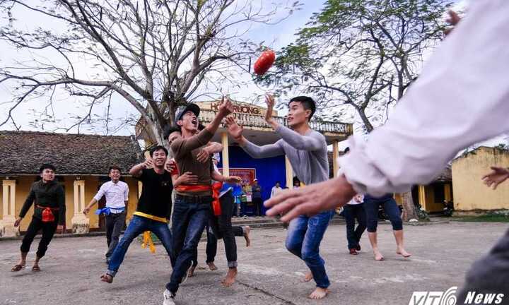 Trai làng vật nhau, cướp cù lấy may trong lễ hội đầu năm ở xứ Thanh