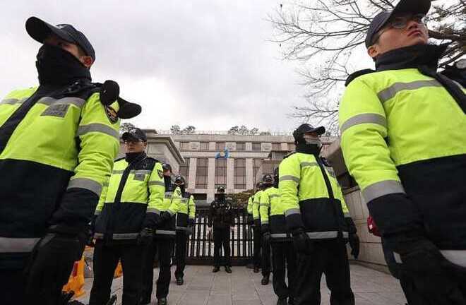 Tổng thống Hàn Quốc bị phế truất: Cảnh sát dày đặc bên ngoài tòa án