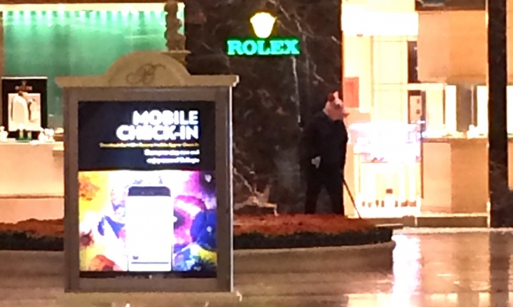 Toán cướp ăn mặc bảnh bao, đeo mặt nạ lợn tấn công tiệm trang sức ở Las Vegas