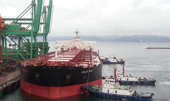 Tàu Hàn Quốc vỡ đôi ở nam Đại Tây Dương