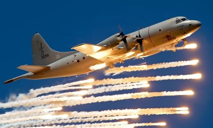 Hai chiến cơ Trung Quốc áp sát máy bay Mỹ trên Biển Đông