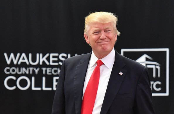 200 nghị sĩ đảng Dân chủ kiện ông Trump nhận tiền từ nước ngoài