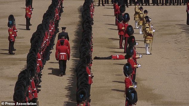 5 lính Anh ngất xỉu vì nóng trong sinh nhật nữ hoàng