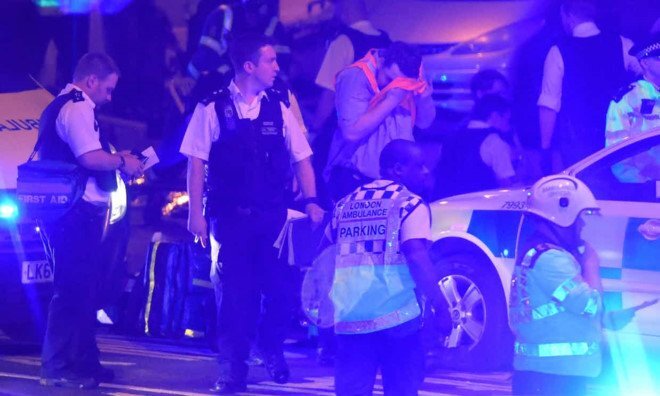 Xe tải lao vào người đi bộ ở London, nhiều người bị thương