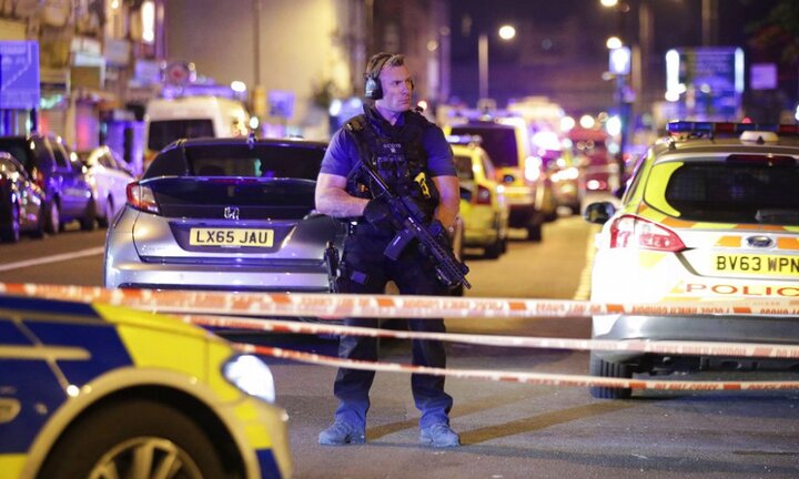 Ảnh: Hiện trường xe tải đâm đám đông làm nhiều người bị thương ở London