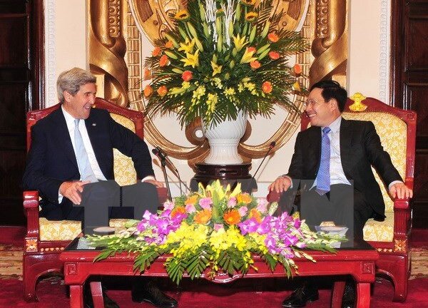 Bộ trưởng Ngoại giao tiếp cựu Ngoại trưởng Mỹ John Kerry