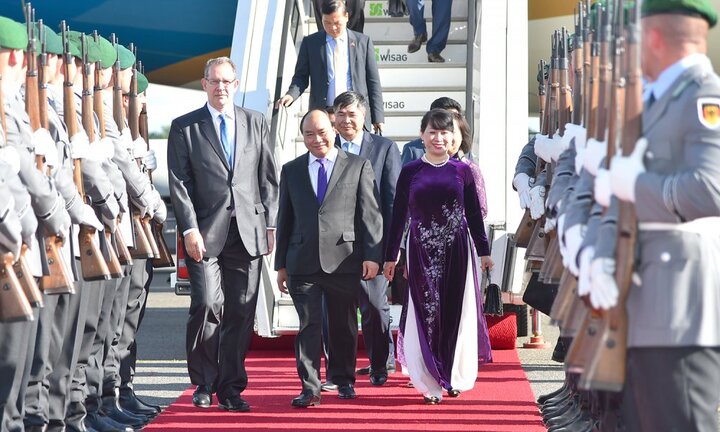 Thủ tướng tới Berlin, thăm Đại sứ quán, gặp gỡ đại diện người Việt tại Đức