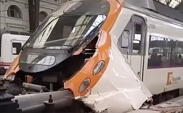 Tàu lao vào nhà ga ở Tây Ban Nha, hàng chục người bị thương