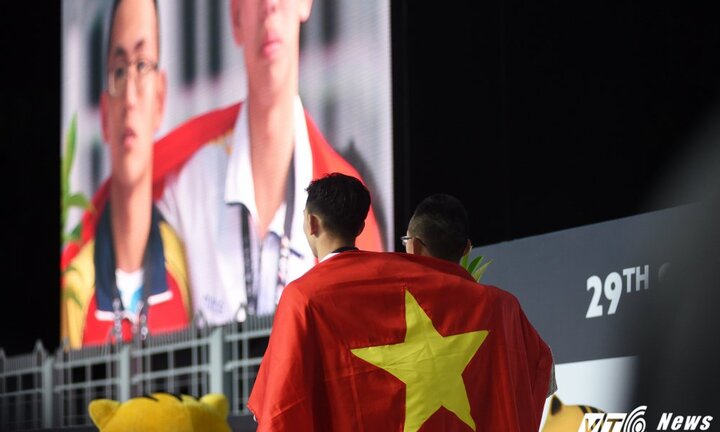 Xúc động giây phút hai VĐV Việt Nam chia sẻ ngôi vô địch, rưng rưng hát Quốc ca