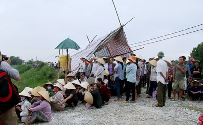 Người dân tập trung về trụ sở xã phản đối trại nuôi lợn