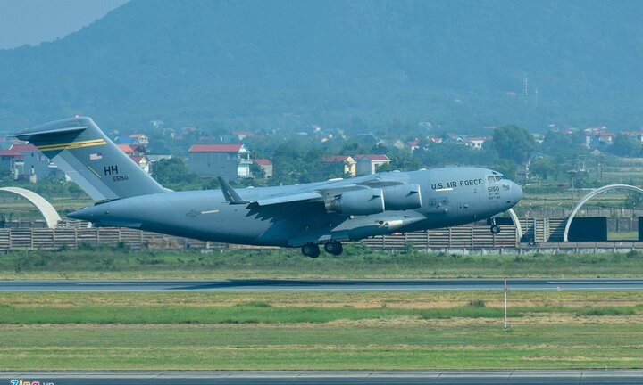 Máy bay vận tải đoàn Tổng thống Donald Trump đến Hà Nội