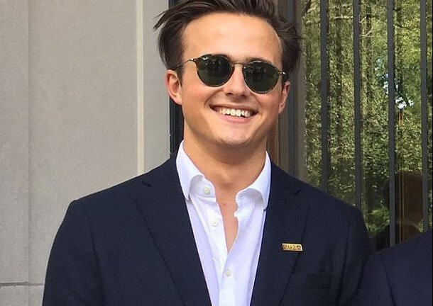 Thông tin ấn tượng của chàng trai ôm con gái ông Obama giữa sân trường