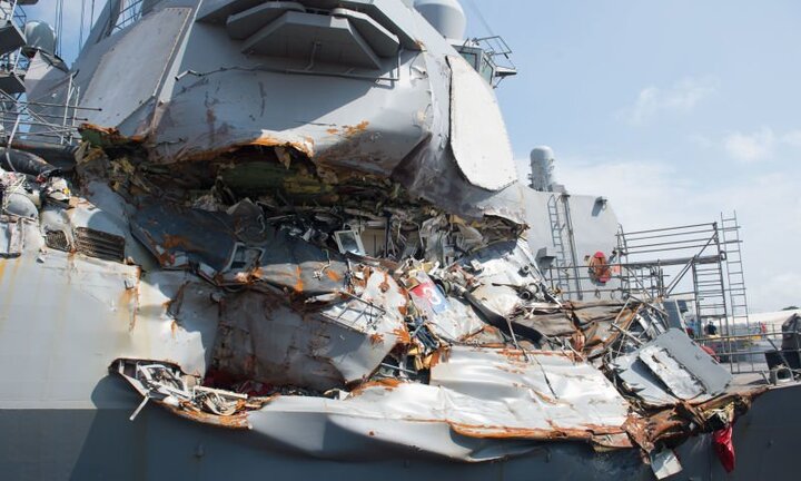 Chưa hồi phục sau tai nạn, khu trục USS Fitzgerald Mỹ lại bị tàu vận tải đâm thủng
