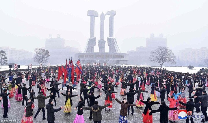 Người Triều Tiên khiêu vũ trong tuyết mừng 100 năm ngày sinh bà nội ông Kim Jong-un