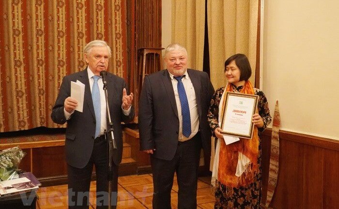 Nhà văn Nguyễn Thụy Anh được tặng giải văn học dịch của Nga