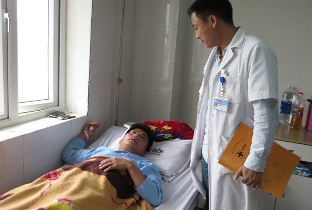 Tát cảnh cáo học sinh, thầy giáo bị đánh gãy mũi