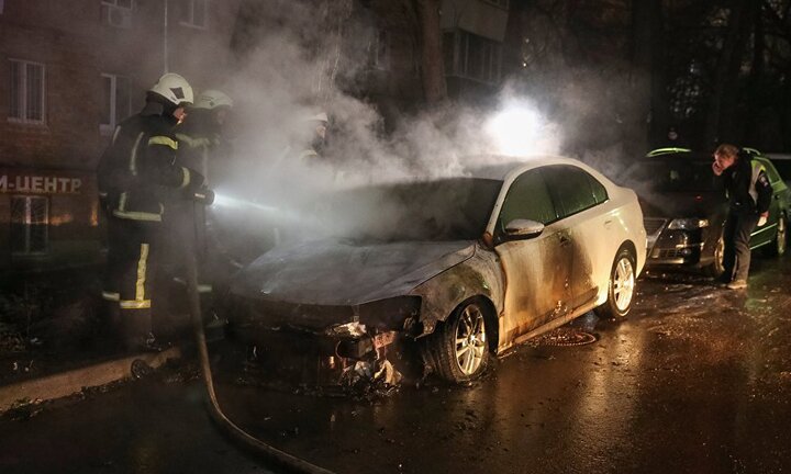 Video: Xe biển ngoại giao Nga bị đốt cháy ở Kiev sau căng thẳng trên Biển Đen