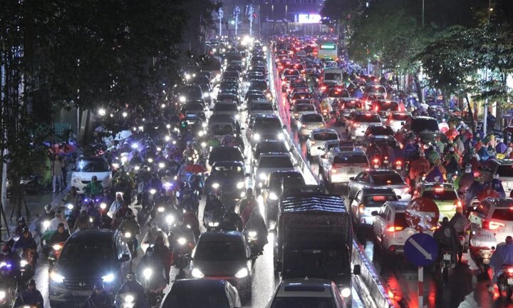 Dòng xe vô tận tê liệt trong mưa rét tầm tã khắp ngả Hà Nội