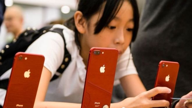 Người Trung Quốc kêu gọi tẩy chay điện thoại Apple, mua Huawei