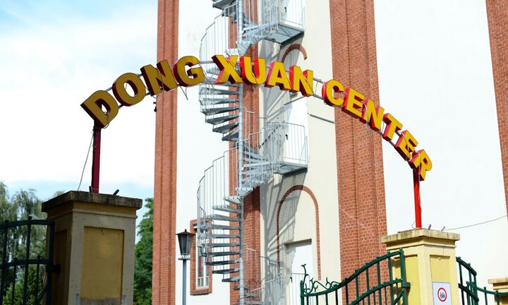 Nhà hàng không được cấp phép tại chợ Đồng Xuân - chợ châu Á lớn nhất Berlin - vẫn tiếp tục hoạt động mặc dù bị phạt tiền nhiều lần