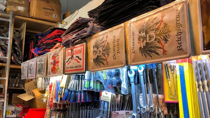 Chợ Đồng Xuân Berlin bán những đồ tuyên truyền về phát xít Đức Hitler